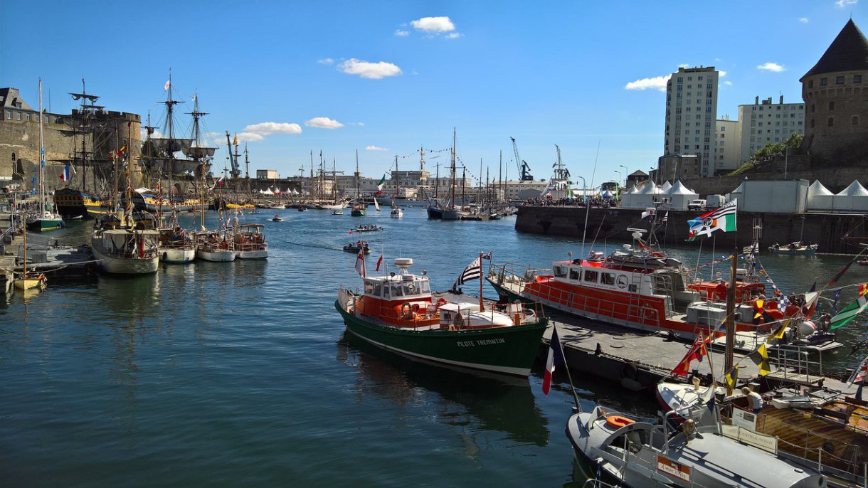 Brest, una ciudad que vive al ritmo de las mareas, mirado al mar en la Bretaña francesa