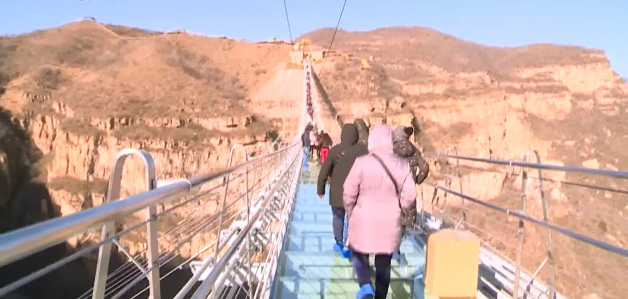 El puente de cristal de Hongyagu, solo apto para los más valientes