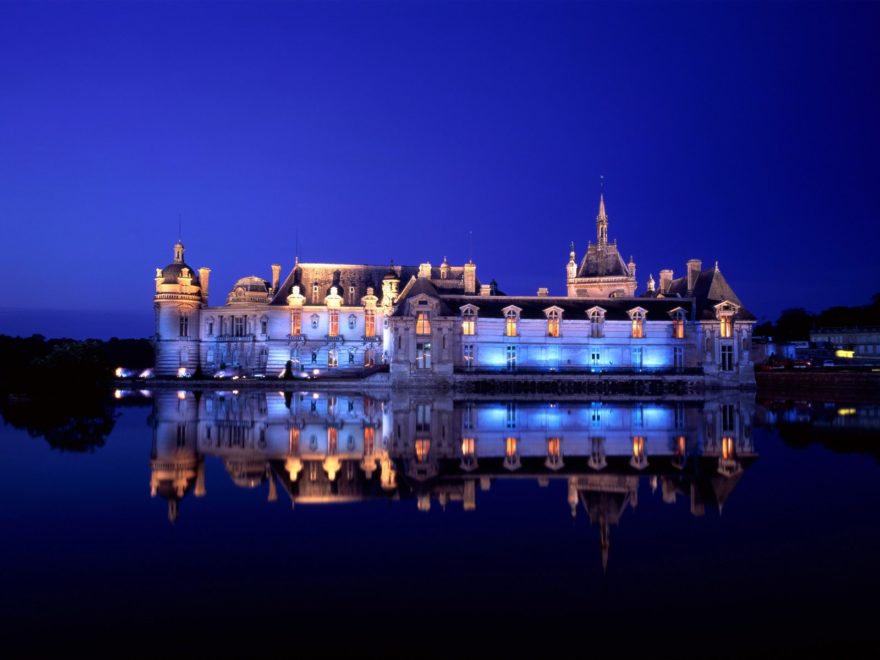 Vista espectacular del Palacio de Chantilly de noche