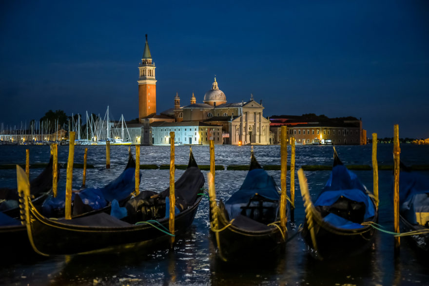 Vista nocturna de la ciudad de Venecia