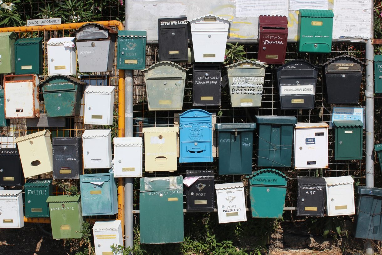 El envío de cartas y postales por correo, un placer más vivo que nunca