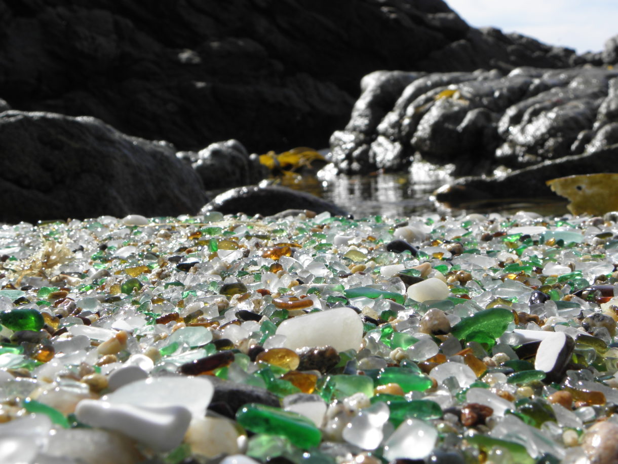 Las curiosas playas de cristal que hay en España