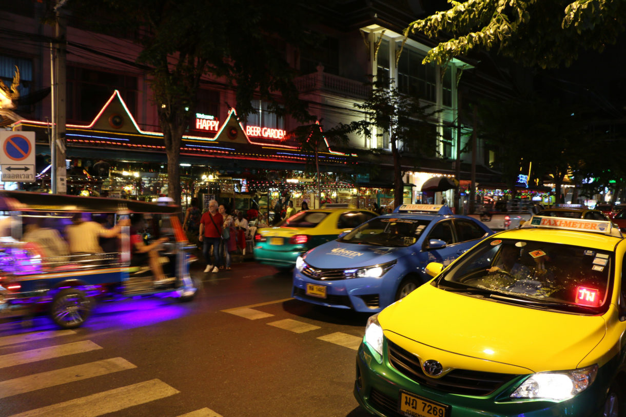 El mercado nocturno de Patpong, uno de los más famosos de Tailandia