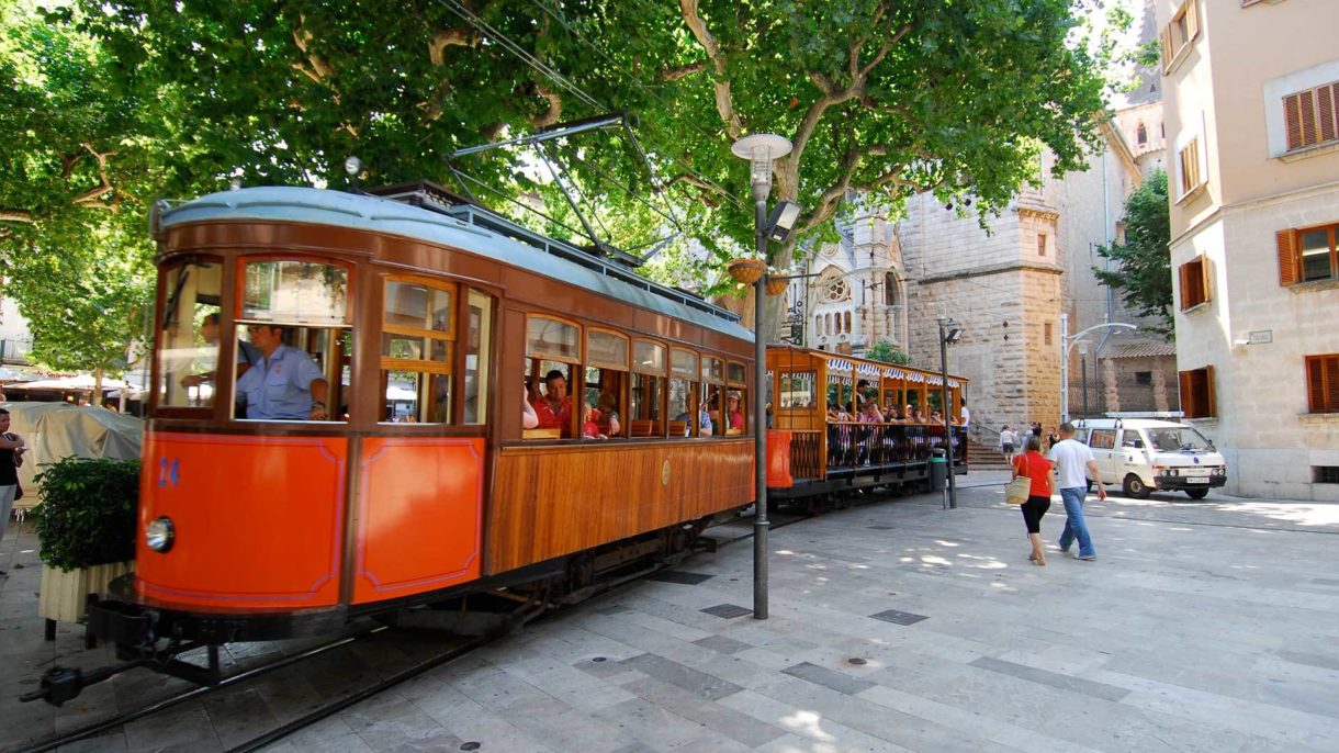 El Tren de Sóller, cien años ofreciendo un viaje de ensueño en Mallorca