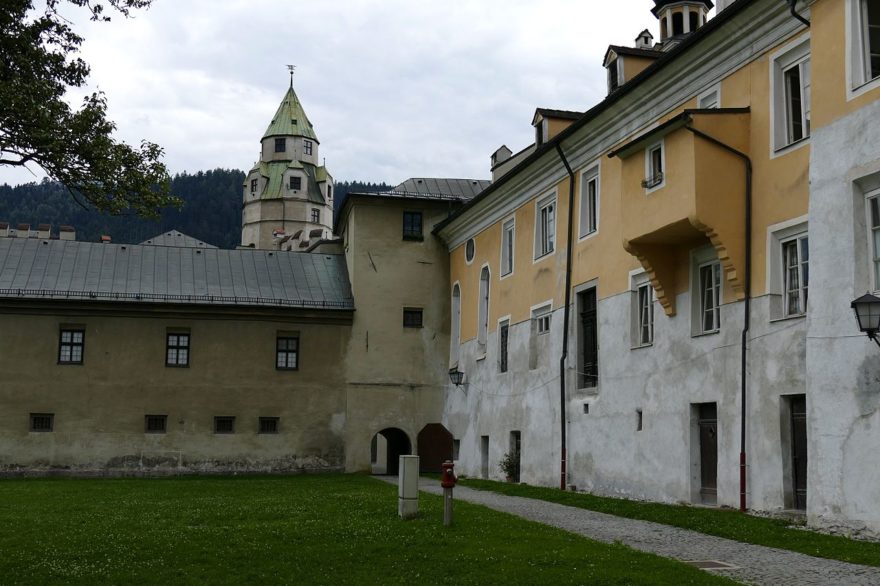 El impresionante Castillo Hasegg en Innsbruck, una joya arquitectónica del Tirol
