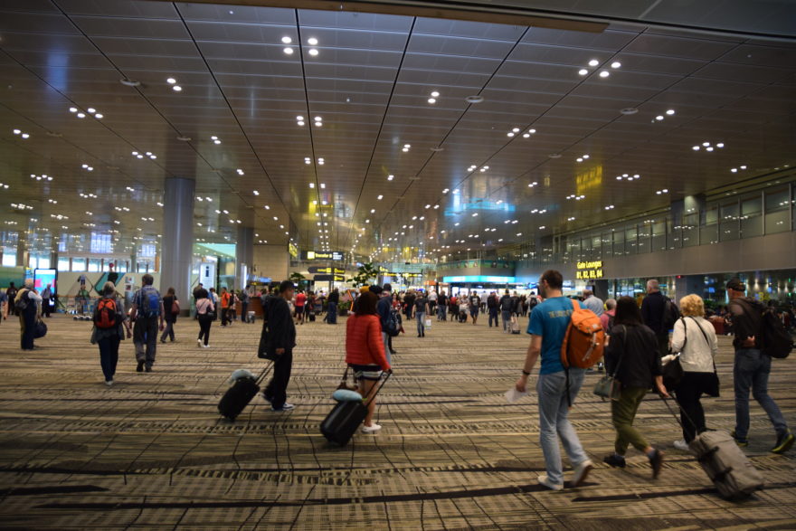 Una de las terminales del aeropuerto de Singapur, repleta de viajeros