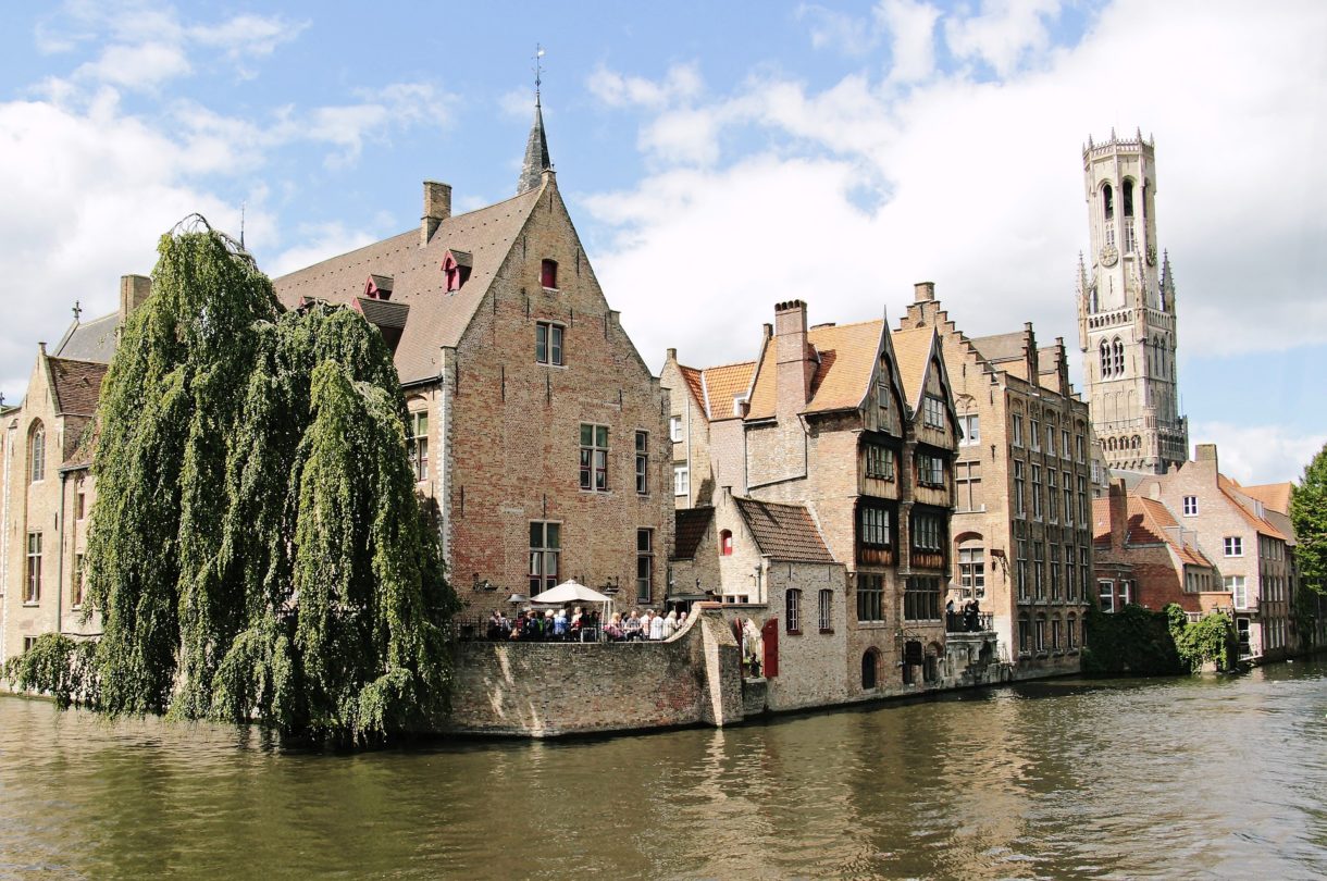 Un atractivo paseo por Brujas, una ciudad con encanto para parejas