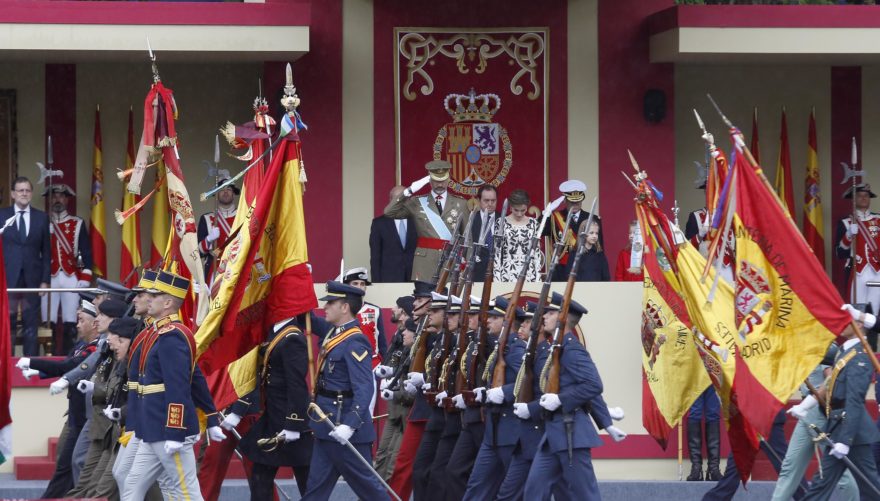 El 12 de octubre se celebra con un desfile de las fuerzas armadas por Madrid