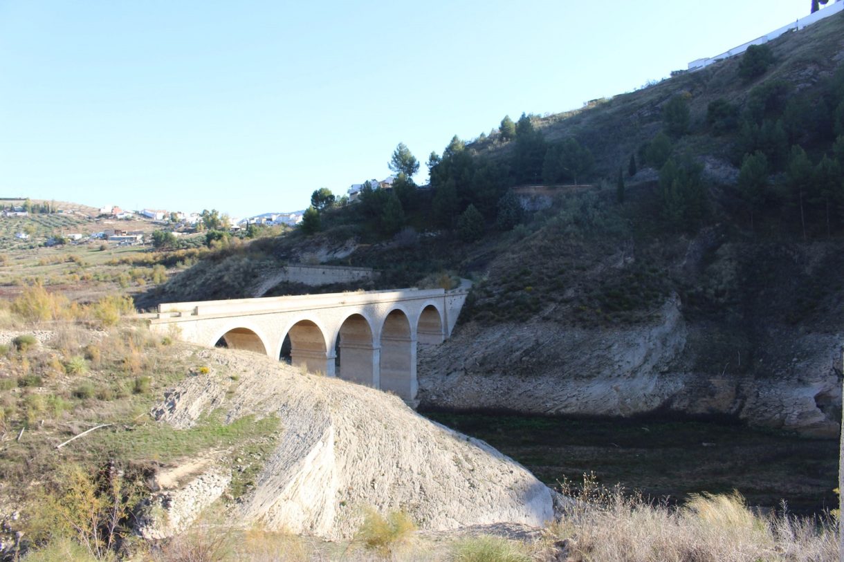 El embalse de Iznájar, una visita a los tesoros sumergidos del lago de Andalucía