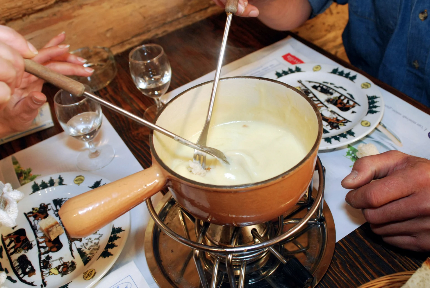 Comer una fondue en Suiza