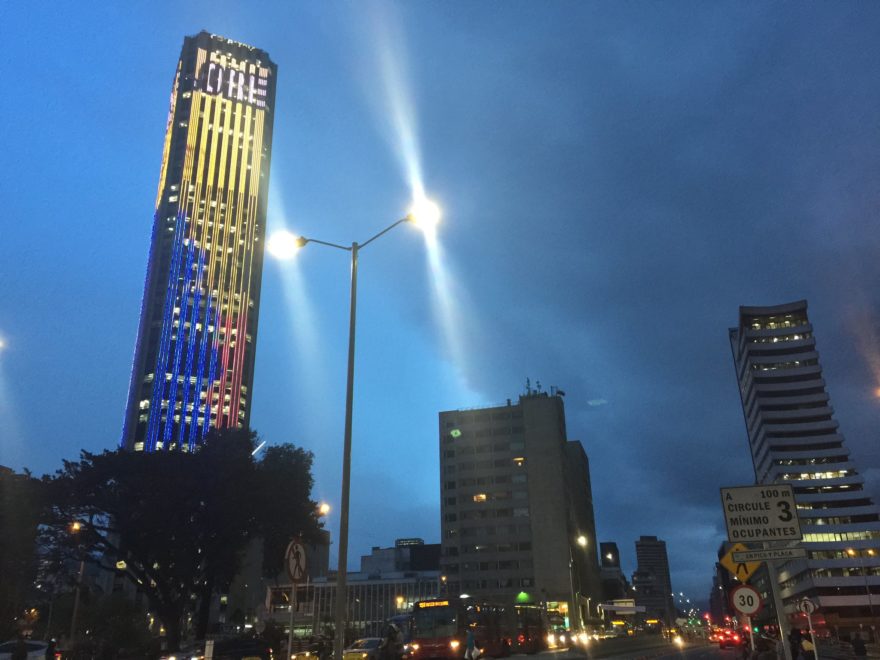La Torre Colpatria luciendo los colores de Colombia sobre su fachada