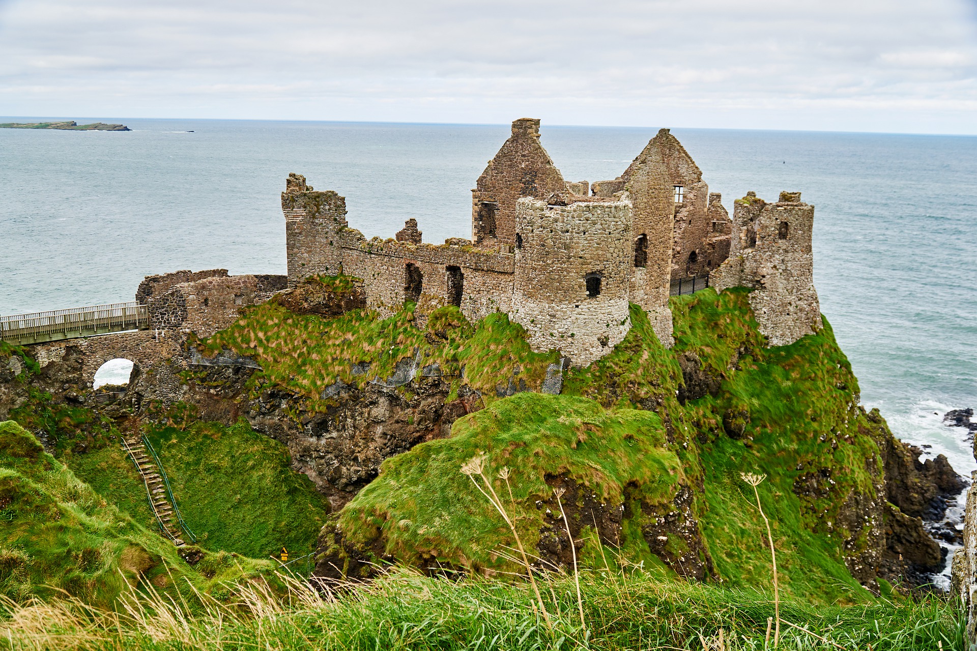 Has ireland. Замок Данлюс. Северная Ирландия. Замки Северной Ирландии. Данлус Касл.