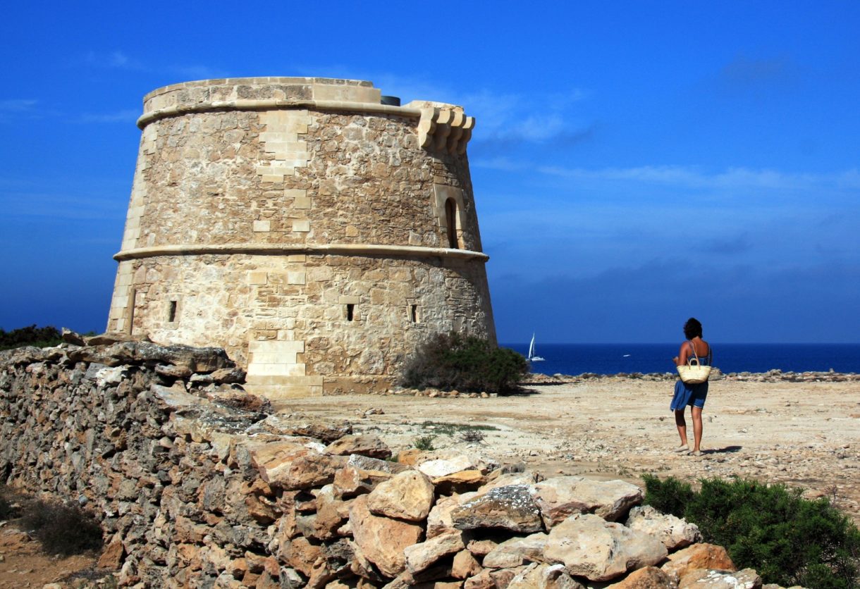 Formentera: las torres defensivas que miran al mar