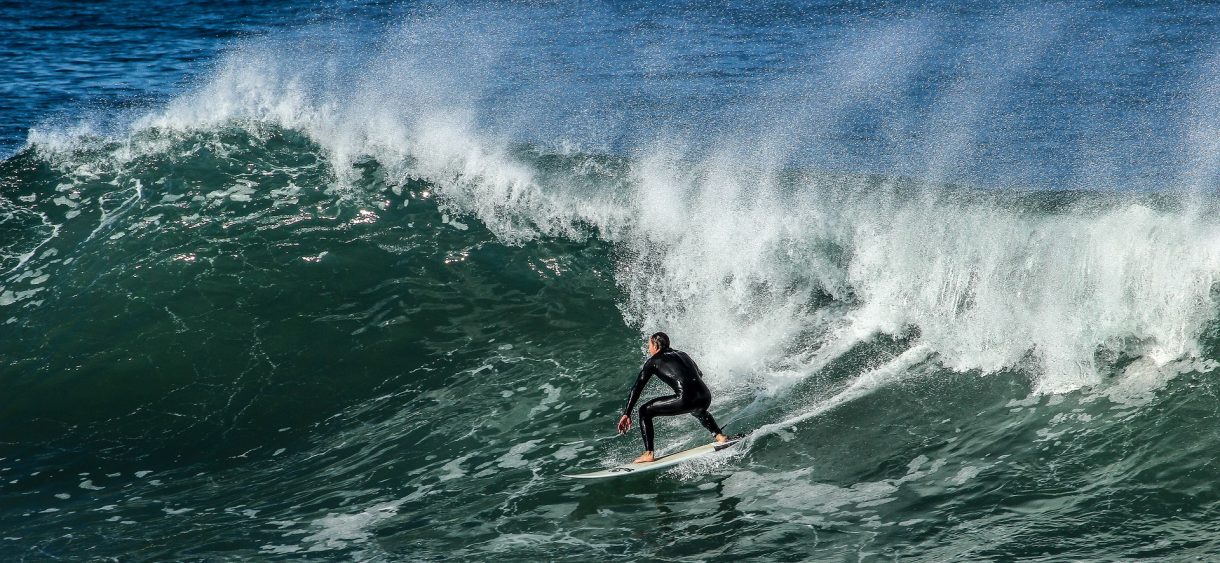 Practica surf en invierno: estos son los mejores lugares