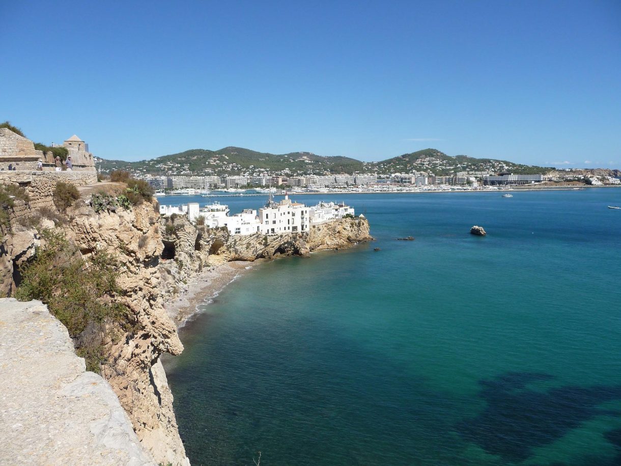 Alojamientos con vistas al mar para disfrutar en verano