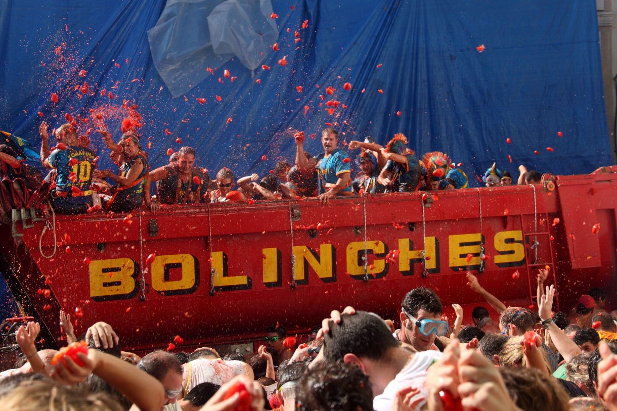 La Tomatina de Buñol: 75 años cubriendo las calles de la ciudad de color rojo