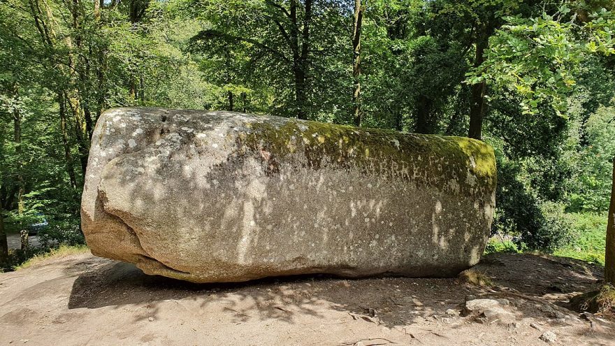 Roche Tremblante Hoelgoat Bretaña