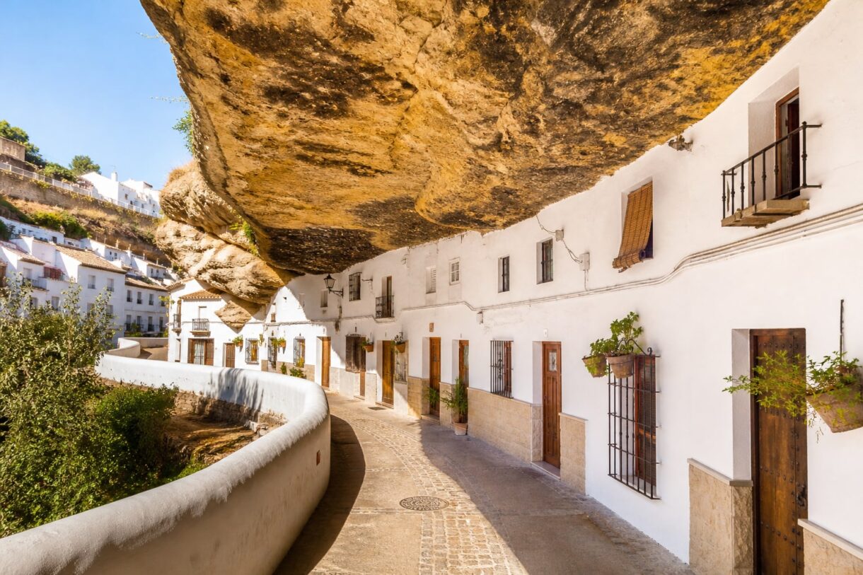 Setenil de las Bodegas: vivir bajo la roca en la Sierra de Cádiz