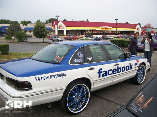 Facebook se pasa a los coches con una versión especial para Mercedes-Benz