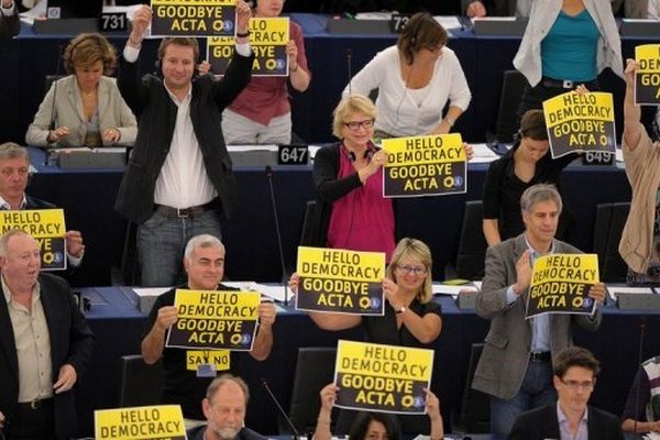El Parlamento europeo rechaza el ACTA por mayoría
