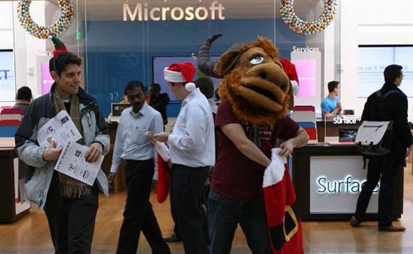 Activistas de la Fundación de Software Libre protestan en una tienda de Microsoft