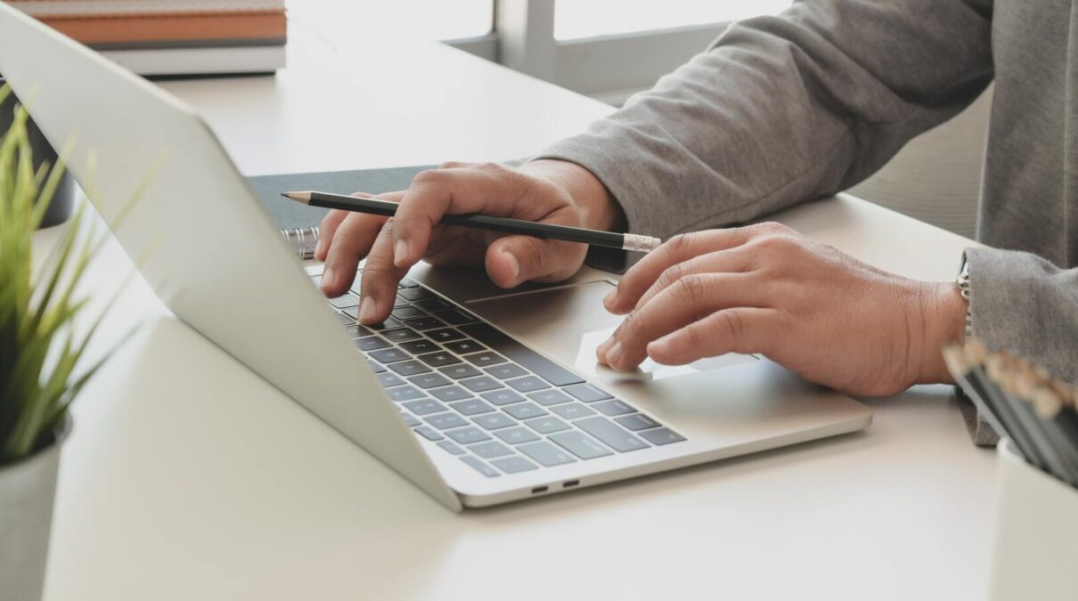 Digitaliza y protege tu despacho con programas para asesorías y gestorías y un seguro de responsabilidad civil adecuado