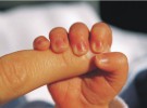 Cortar las uñas al bebé