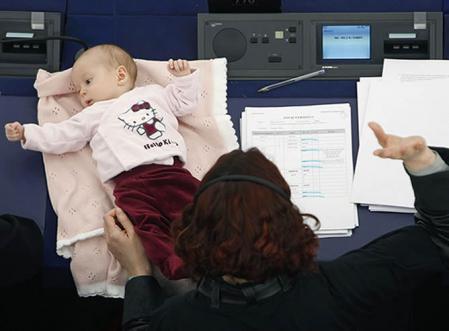 Un bebé en una votación del Europarlamento