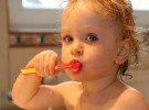 Cómo y cuándo lavar los dientes del bebé