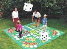 Un parchís gigante para jugar con los niños al aire libre