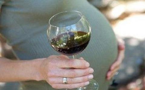 Un 25 por ciento de embarazadas españolas bebe alcohol