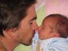 El cantante Juanes presenta a su hijo recién nacido