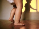 Descubren porqué los bebés no caminan al nacer