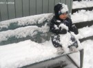 Abrigar a los niños para la nieve