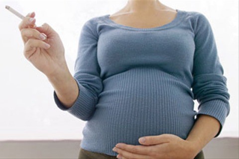 Fumar en el embarazo aumenta el riesgo de estrabismo en el bebé