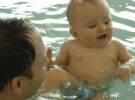 La natación mejora el equilibrio de los bebés