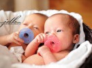 Dos gemelos nacen con siete días de diferencia