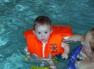 Las clases de natación pueden evitar el ahogamiento en bebés que aprenden a caminar