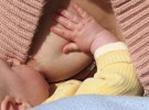 Los bebés amamantados tienen menos fiebre tras las vacunas