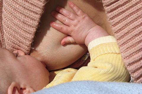 Los bebés amamantados tienen menos fiebre tras las vacunas