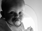 Viajar con bebés en avión: como cuidar sus oídos