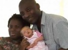 Una pareja de nigerianos ha tenido un bebé blanco