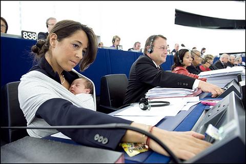 Una diputada en la Eurocámara con su bebé