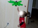 Pegaba a su hijo con cinta a la pared para divertirse