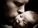 El contacto del recién nacido y el padre después de la cesárea
