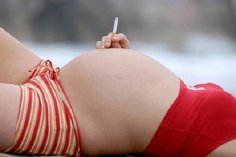 Fumar en el embarazo puede afectar a la pubertad de la hija