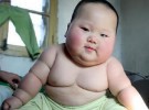 La introducción temprana de alimentos sólidos puede causar obesidad en el bebé