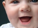 Un bebé se ríe de los reveses de la vida