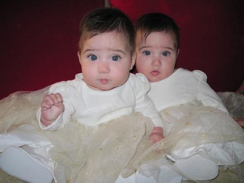 Dos gemelas tienen familia el mismo día