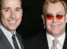 Elton John se relaja cuidando a su hijo